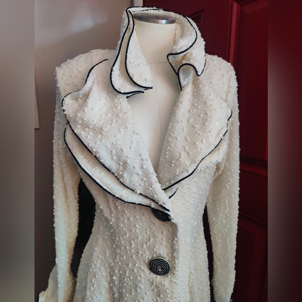 Design Today's Elegant White Black Rimmed Whimsical Coat Women's Size M - Picture 6 of 11